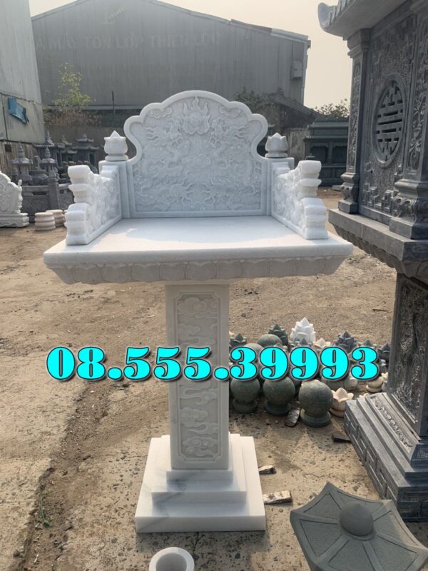 Bàn thờ đá ngoài trời
