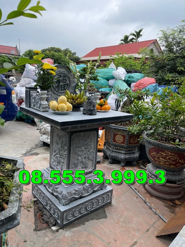 Bàn thờ bằng đá ngoài trời