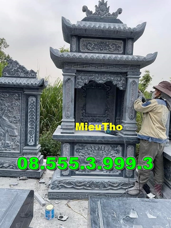 Bàn thờ bằng đá ngoài trời