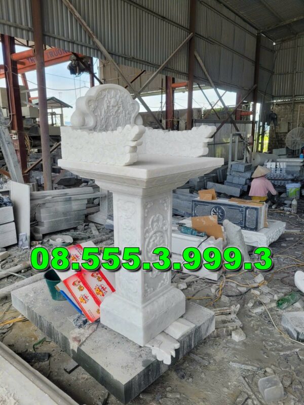 Bàn thờ bằng đá ngoài trời