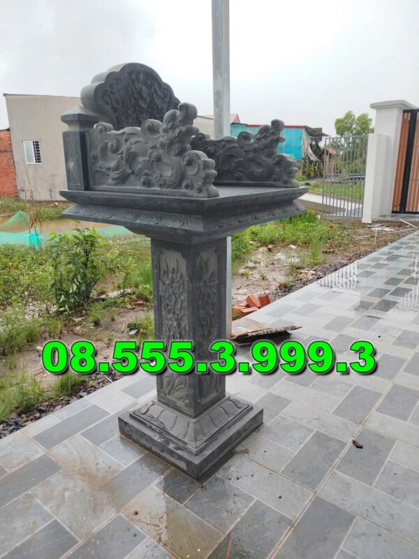 Bàn thờ bằng đá ngoài trời
