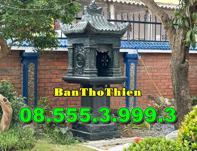 Bàn thờ bằng đá ngoài trời