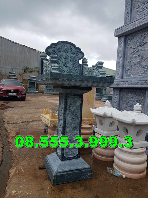 Bàn thờ bằng đá ngoài trời