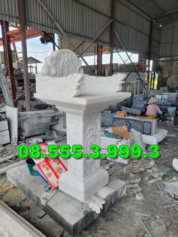 Bàn thờ bằng đá ngoài trời