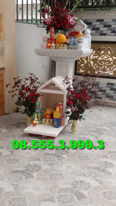 Bàn thờ bằng đá ngoài trời