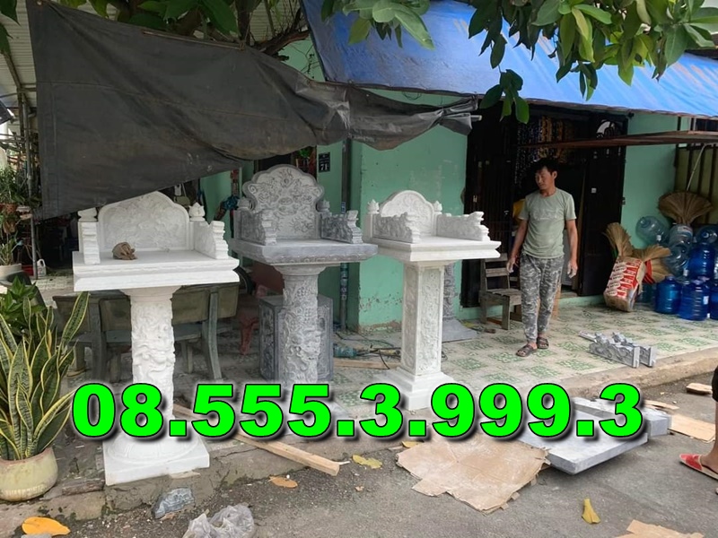 Bàn thờ bằng đá ngoài trời