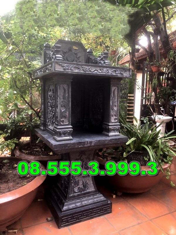 Bàn thờ bằng đá ngoài trời