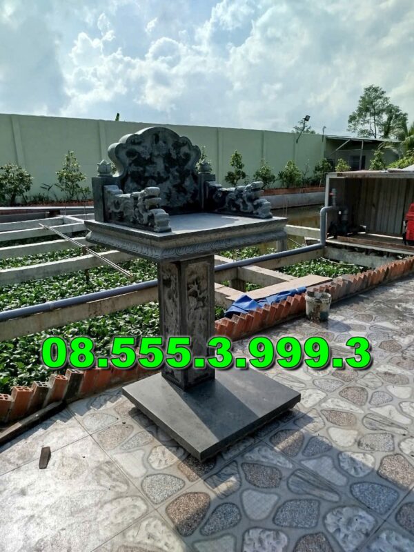 Bàn thờ bằng đá ngoài trời