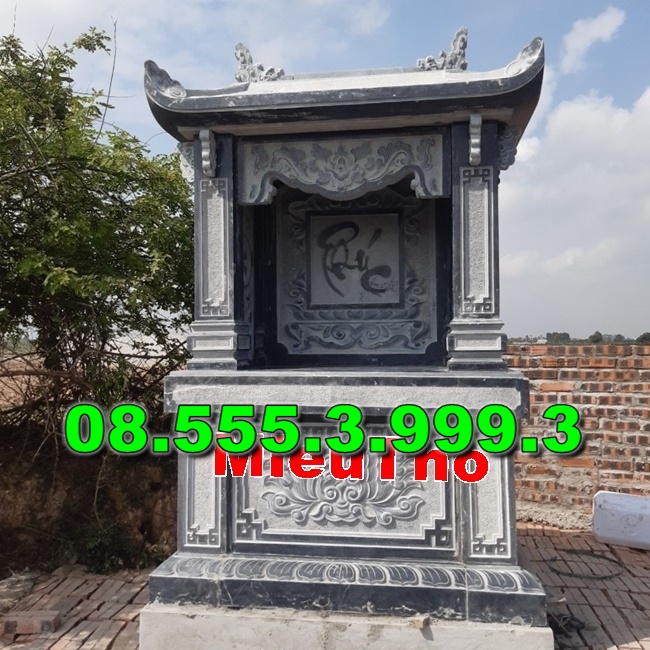 Bàn thờ bằng đá ngoài trời