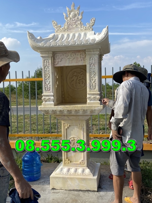 Bàn thờ bằng đá ngoài trời
