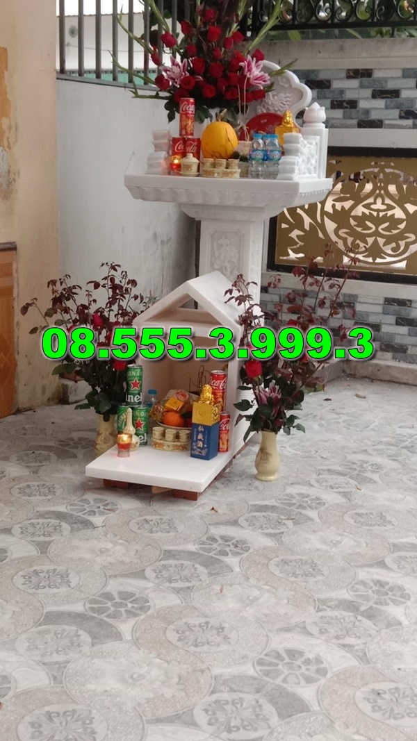 Bàn thờ bằng đá ngoài trời