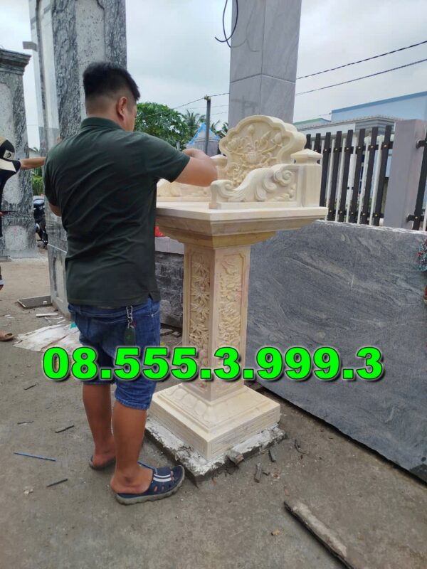 Bàn thờ bằng đá ngoài trời