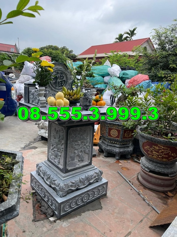 Bàn thờ bằng đá ngoài trời