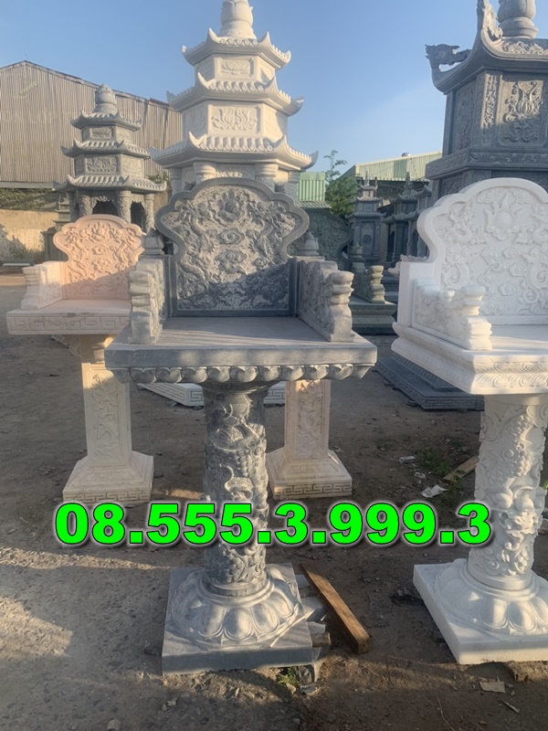 Bàn thờ bằng đá ngoài trời