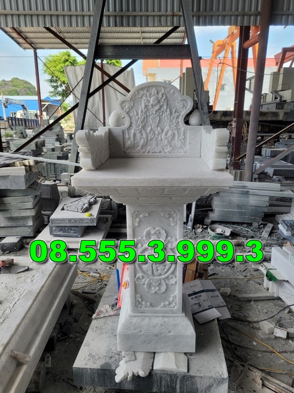 Bàn thờ bằng đá ngoài trời