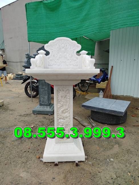 Bàn thờ bằng đá ngoài trời