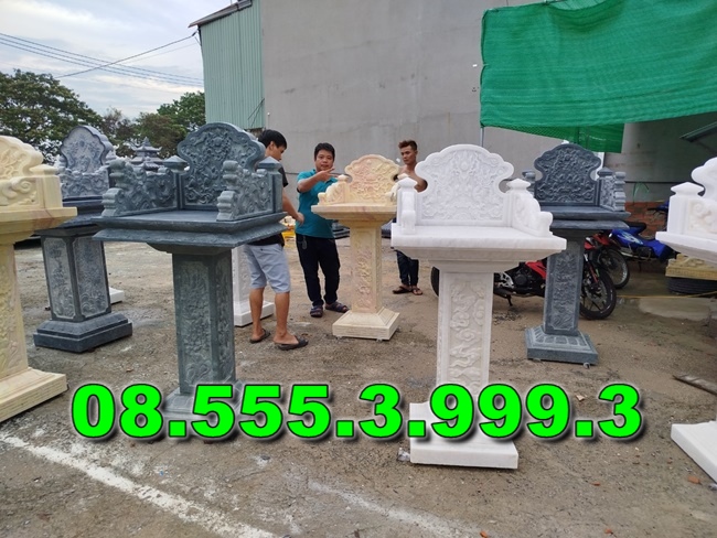 Bàn thờ bằng đá ngoài trời