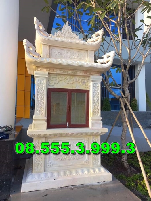 Bàn thờ bằng đá ngoài trời