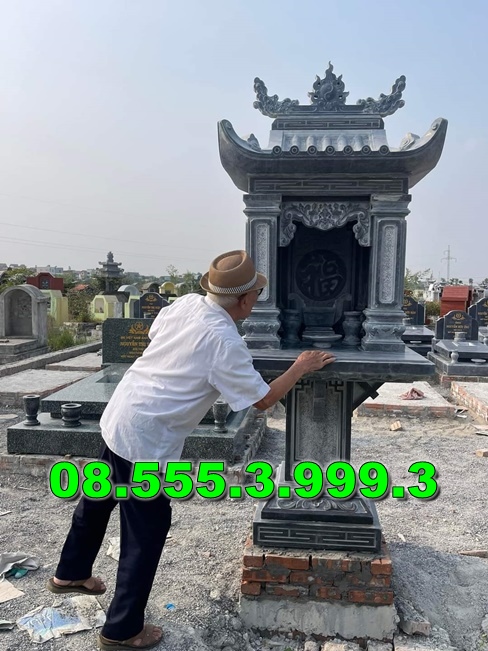 Bàn thờ bằng đá ngoài trời