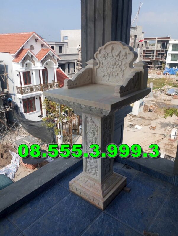 Bàn thờ bằng đá ngoài trời