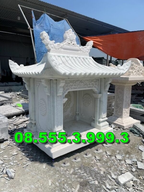 Bàn thờ bằng đá ngoài trời