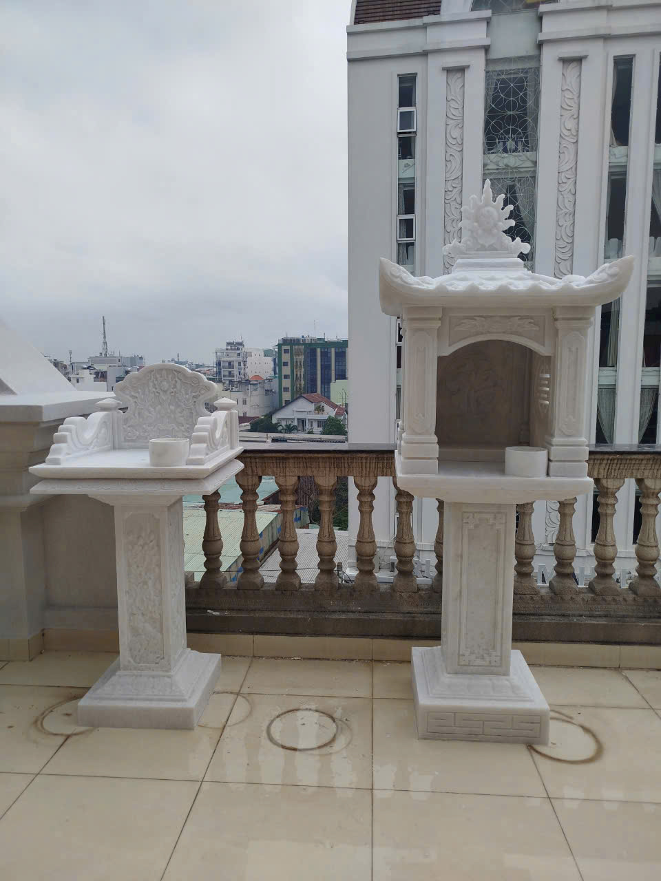Bàn Thờ Thiên Đá Trắng Thanh Khiết